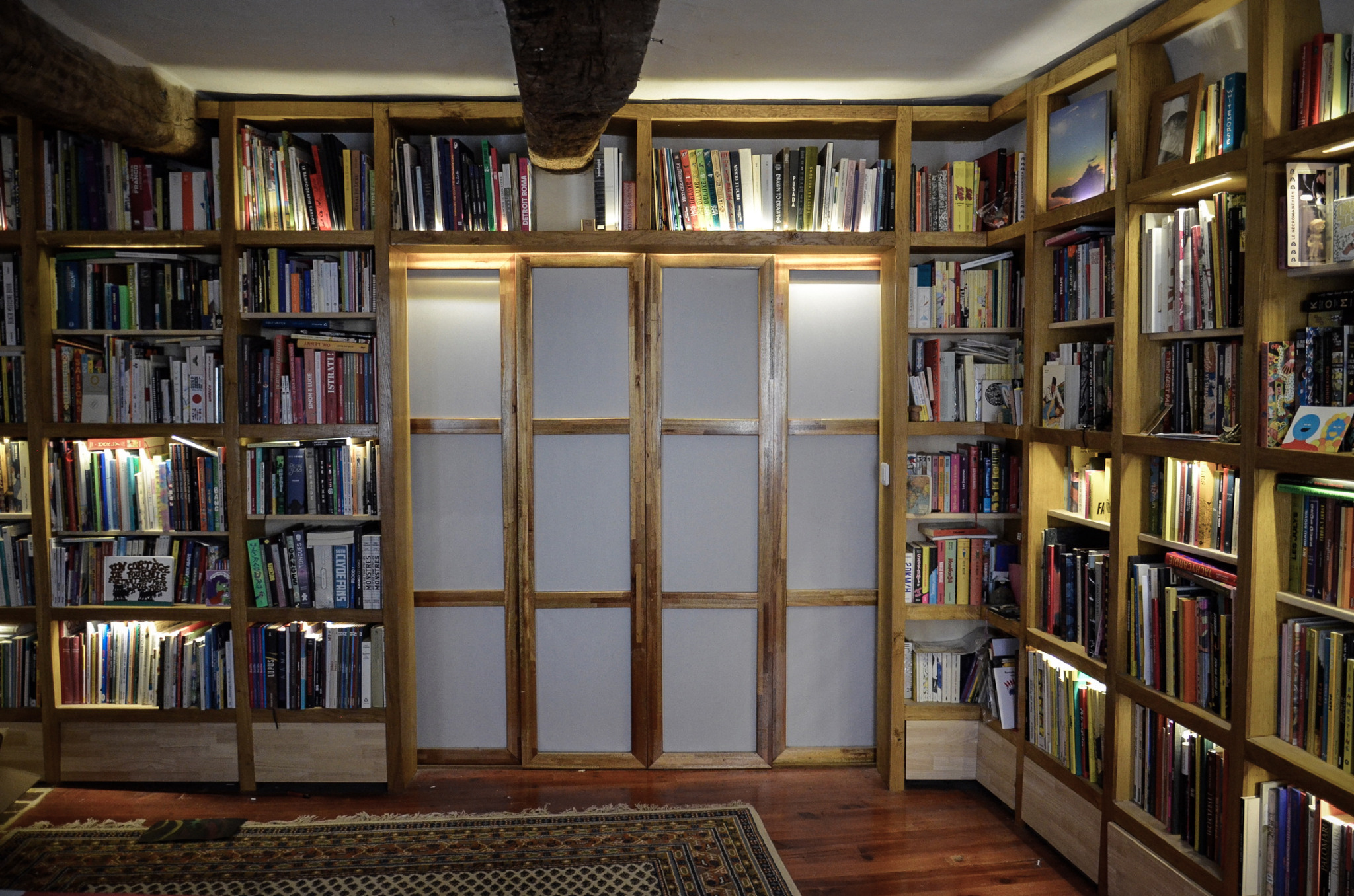 Bibliothèque sur mesure en bois dans une maison ancienne