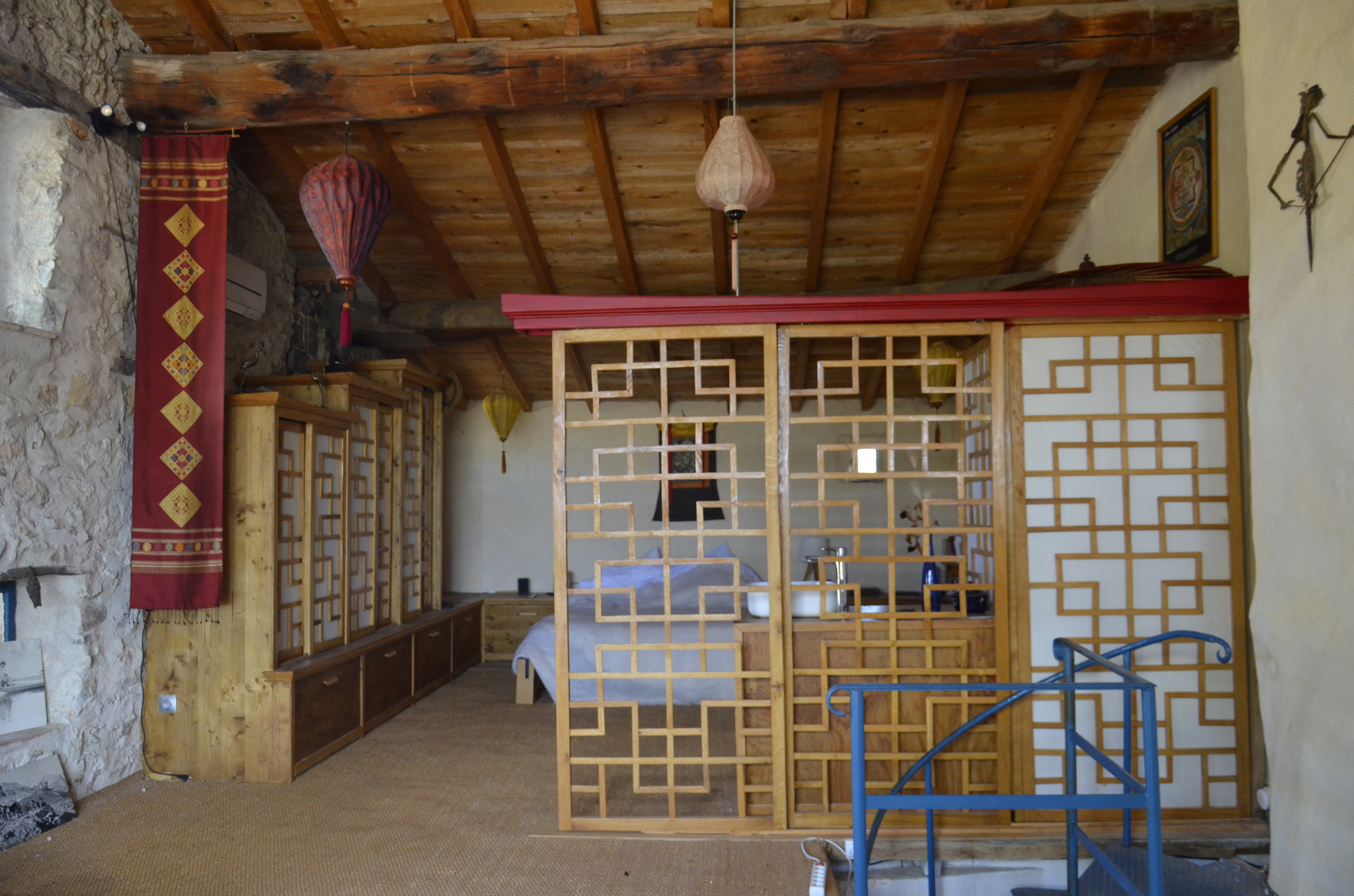 Claustra en bois sur mesure pour séparation d’espace intérieur