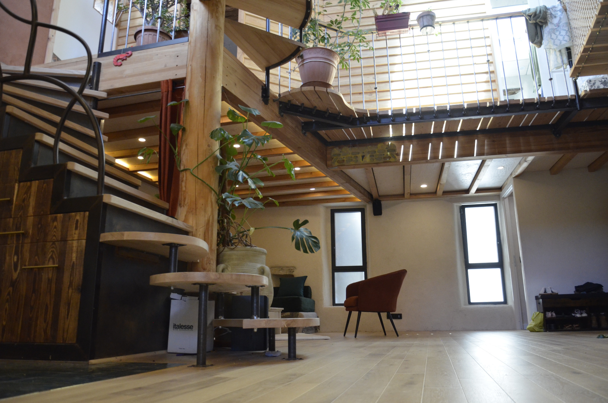 Escalier sur mesure en bois et métal dans un intérieur rénové